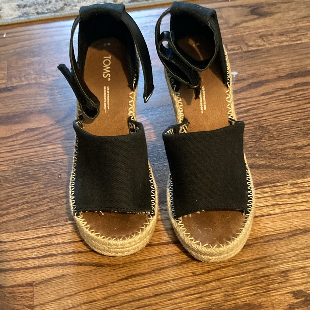 Tom’s Marisol wedges